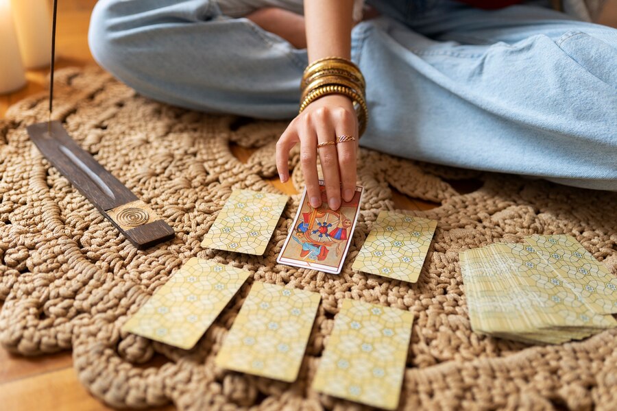 Ilustracija tarot kart za tedenski tarotoskop od 21. do 27. oktobra 2024, ki prikazuje energije znamenja Škorpijona.