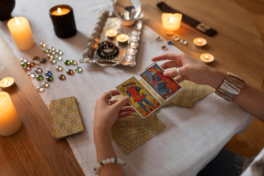 Mesečni tarotoskop za november 2024 – tarot karte za ljubezen, kariero in zdravje po znamenjih z astrološkimi napovedmi.