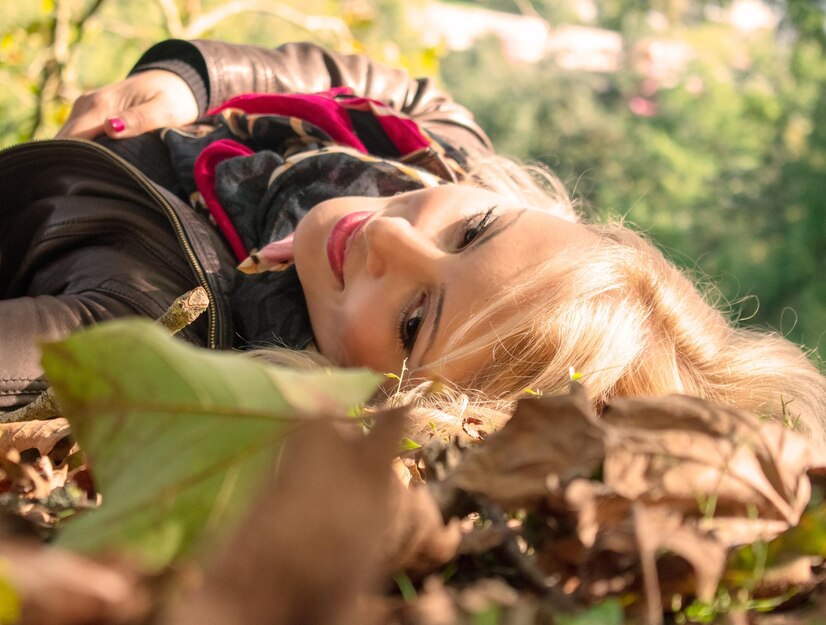 Samozavedanje krepi odnose, saj izboljša komunikacijo, empatijo in osebno rast med partnerjema.