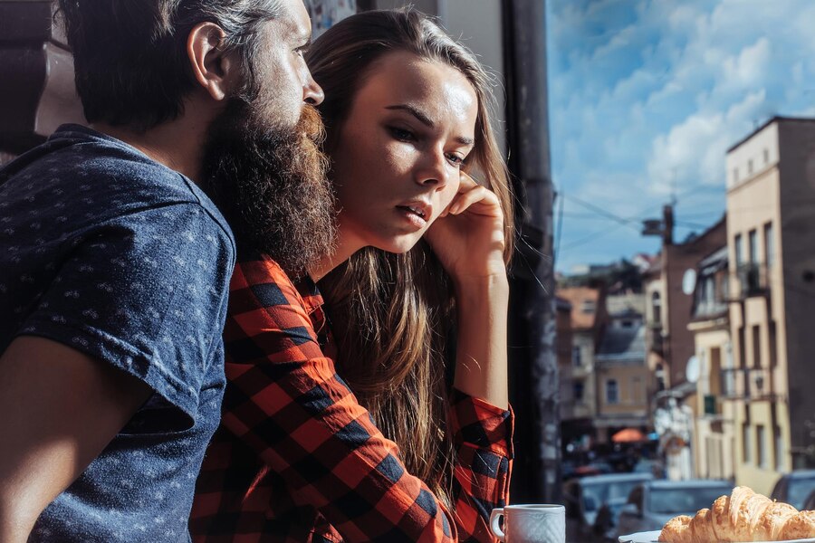 Kvadrat Venere in Saturna, ki poudarja pomembnost predanosti, meja in odgovornosti v odnosih ter nasveti za posamezna zodiak znamenja.