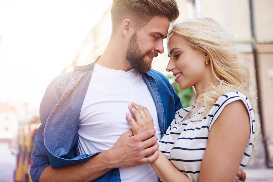 Par, ki si izmenjuje intimne poglede, kar simbolizira zaupanje in skrivnosti v zakonu.