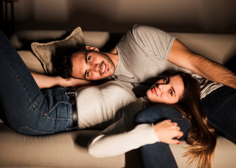 Astrološka združljivost s Škorpijonom v času njegove sezone, ki raziskuje ljubezenske povezave med znamenji zodiaka.