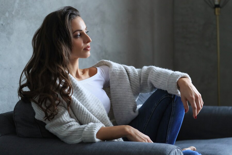 Oseba, ki premaguje ovire preteklosti in z zaupanjem stopa v novo poglavje.