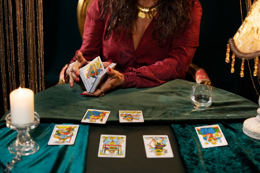 Tarot karte za tedenski tarotoskop od 18. do 24. novembra 2024, za vsako znamenje Zodiaka; vsaka karta prikazuje energijo in usmeritve za prihajajoči teden.
