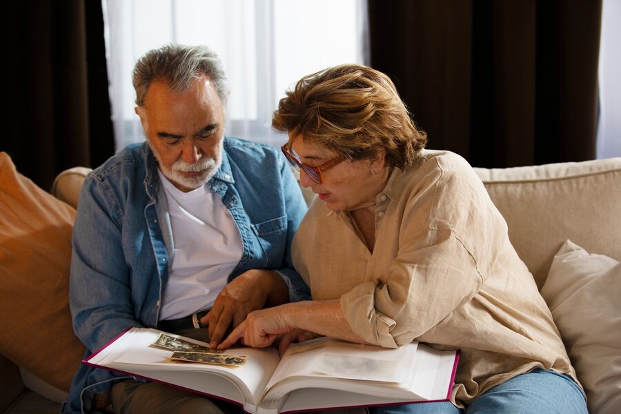 Par, ki deli pozitivne spomine in krepi svojo čustveno povezanost s pomočjo rituala uživanja v odnosih.