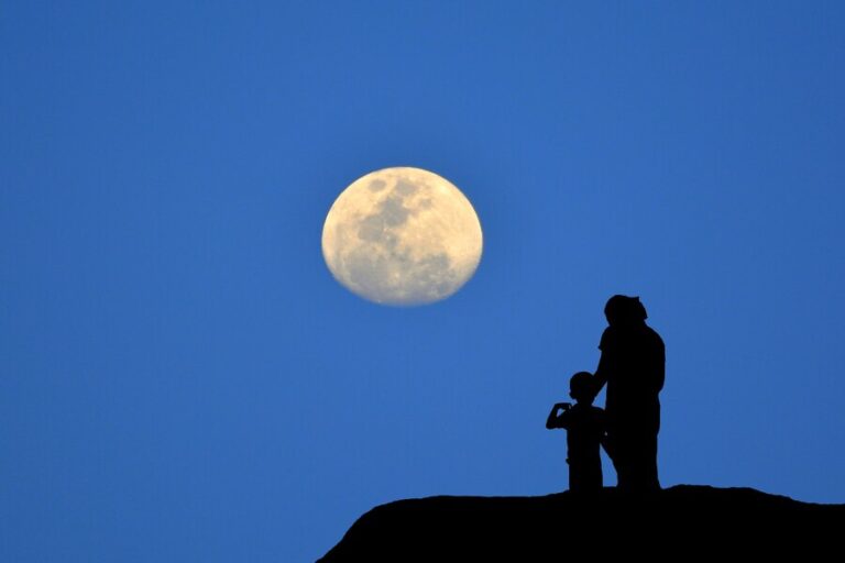 🌕 DUHOVNI POMEN POLNE MODRE LUNE 31. maja: čas, da odpreš um