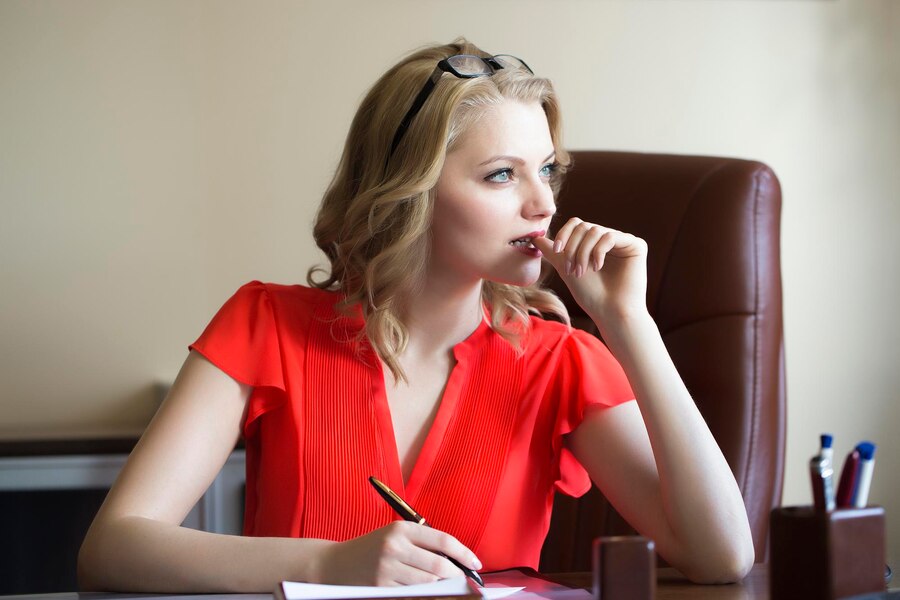 Vizualizacija odpornosti: simbol osebne rasti, prilagodljivosti in moči v težkih časih.