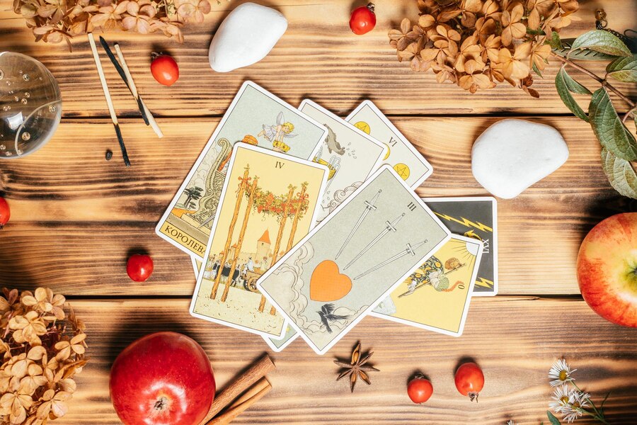 Tarot karta 4 palic predstavlja energijo praznovanja, obilja in harmonije, s poudarkom na stabilnosti v ljubezni in karieri.