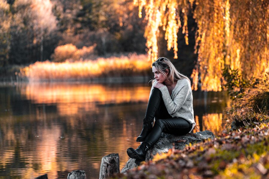 Miren naravni kraj, ki simbolizira povezavo s pravim jazom in notranjim mirom ter spodbuja samospoznanje in osebno rast.