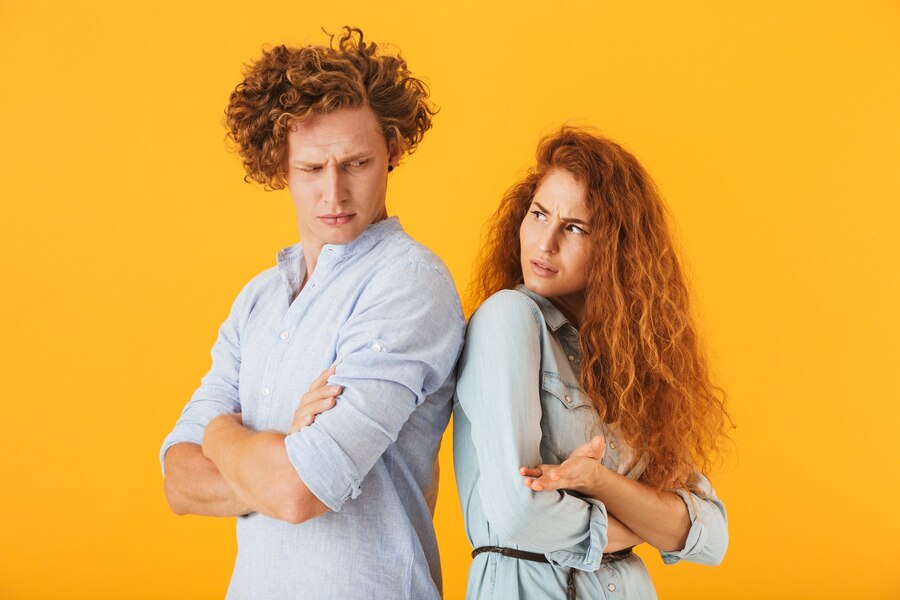 Partnerja, ki si izmenjujeta mnenja in iščeta rešitev za konflikte v odnosu, simbolizirata pomen odprte komunikacije in spoštovanja v zvezi.