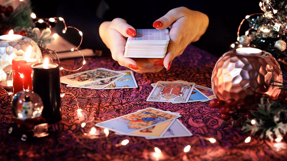 Tarot karte tega tedna simbolizirajo finančni uspeh, sproščenost ter novo perspektivo v karieri.