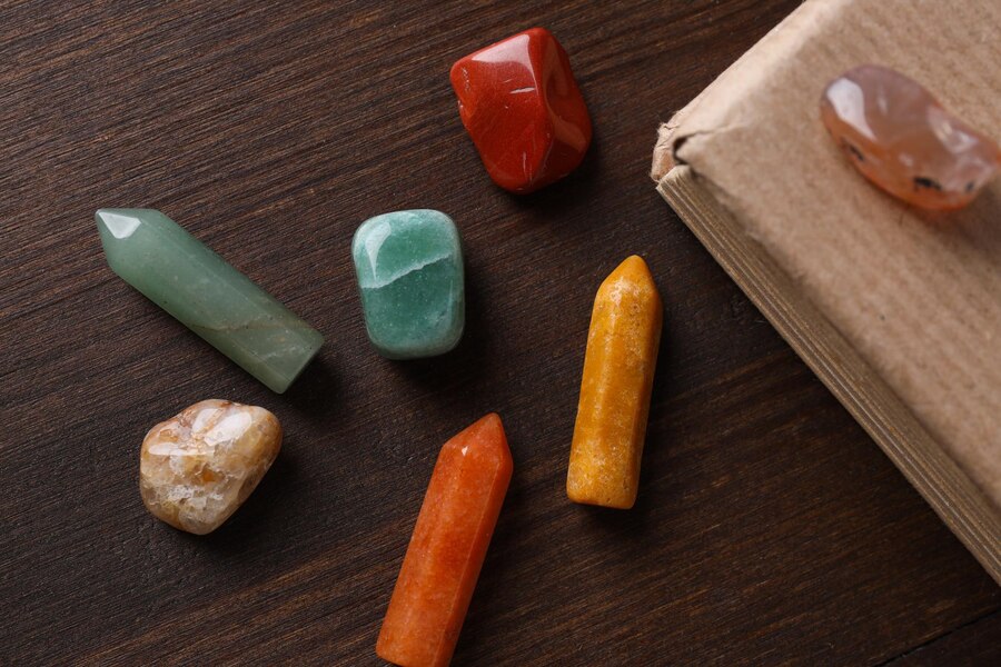 Kristali, kot so ognjeni ahat, sončni kamen, karneol, citrin in rdeči jaspis, pomagajo ohraniti ravnovesje med retrogradnim Marsom in povečujejo samozavest.