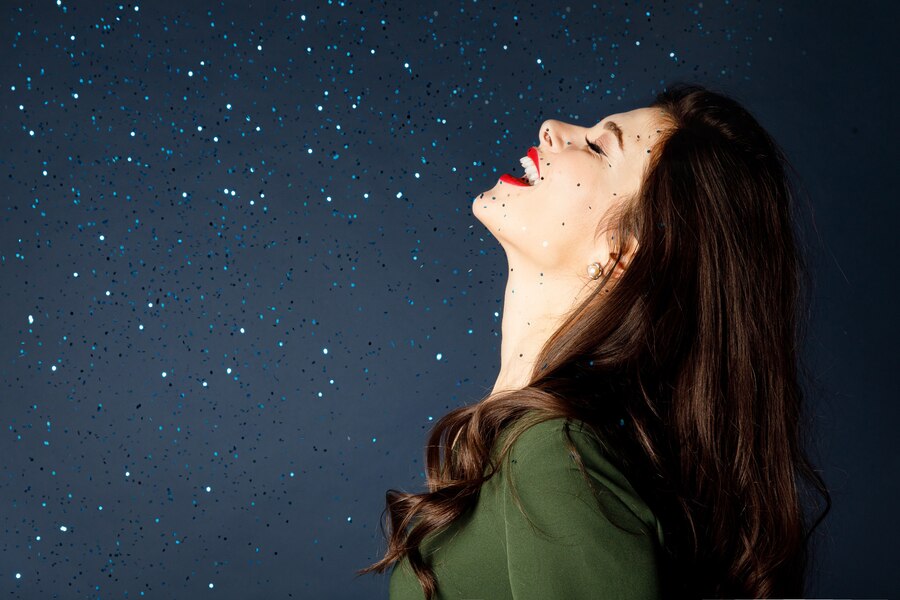 Mlada luna v znamenju Kozoroga, ki simbolizira nove začetke in postavljanje ciljev za leto 2024