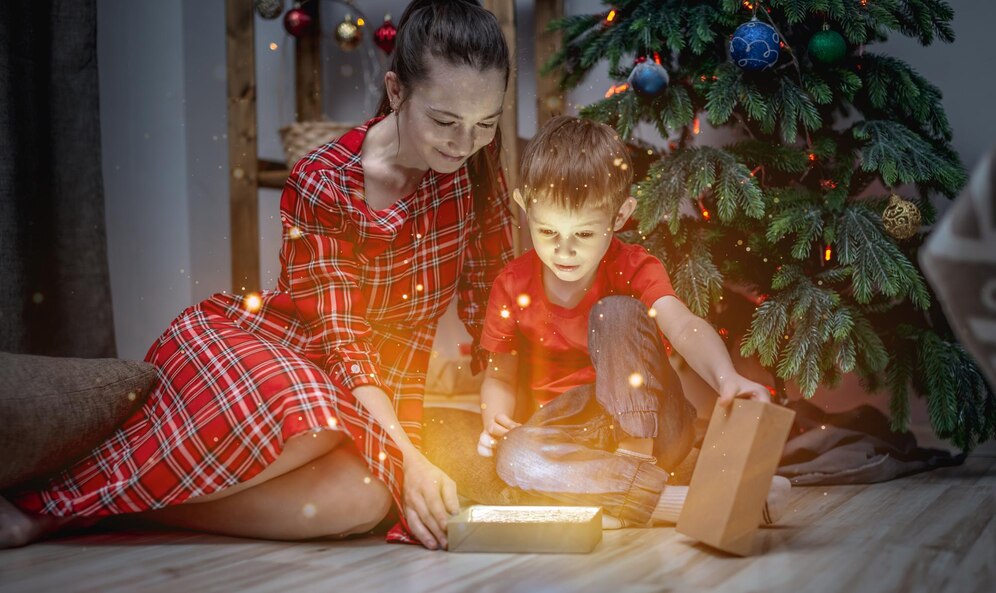 Tradicionalno odpiranje božičnih daril spodbuja povezanost in ustvarja dragocene spomine.