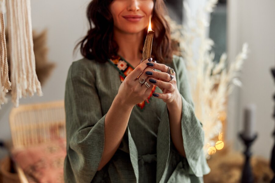 Ideje za manifestacijo sanj v letu 2025, ritual za manifestacijo z belimi svečami, ustvarjanje vizijske plošče za leto 2025, izdelava eliksirja za manifestacijo ciljev.