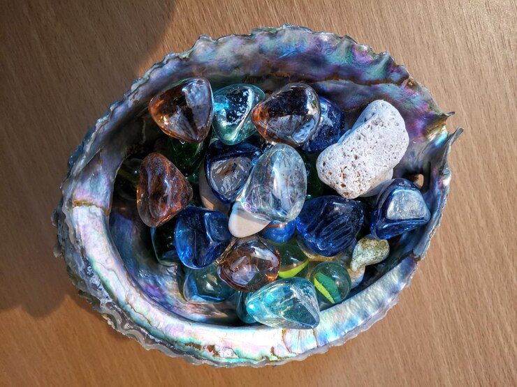 Najboljši kristali za sezono Vodnarja, vključno z ametistom, akvamarinom, črnim oniksom, granatom, labradoritom, hematitom in angelitom.