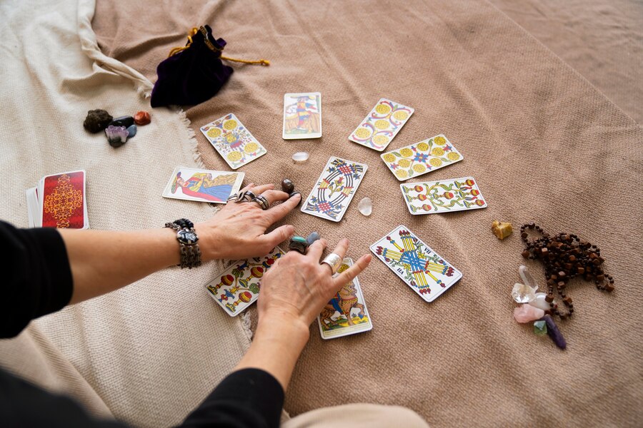 Tarot karte in kristali za tedensko napoved od 13. do 19. januarja 2025.
