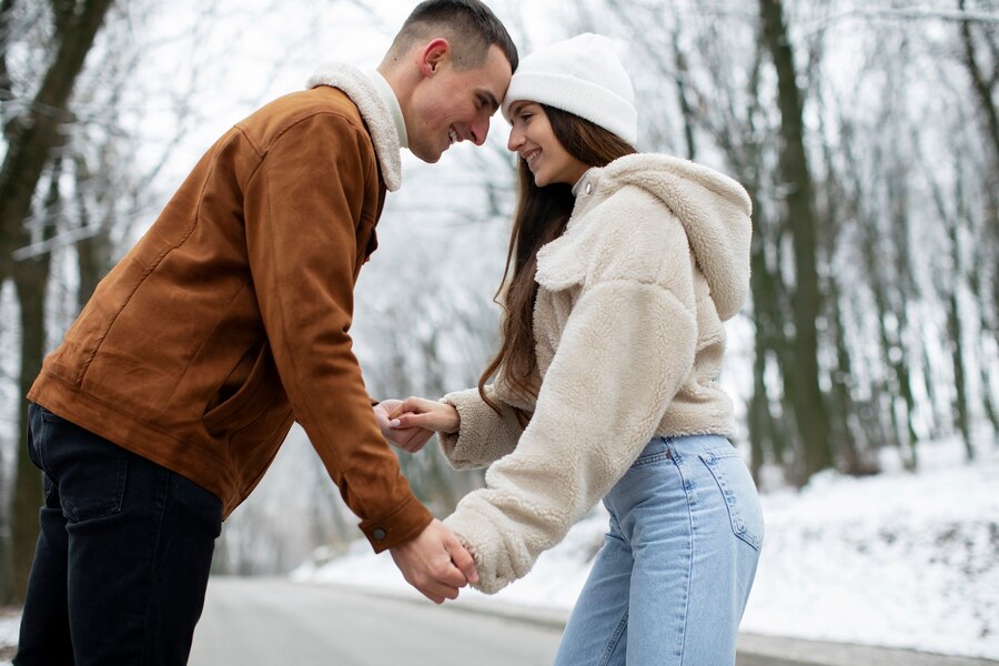 Zaljubljen par se drži za roke v harmoničnem odnosu, ki temelji na uravnoteženju osebnih meja, medsebojnega spoštovanja in empatije.