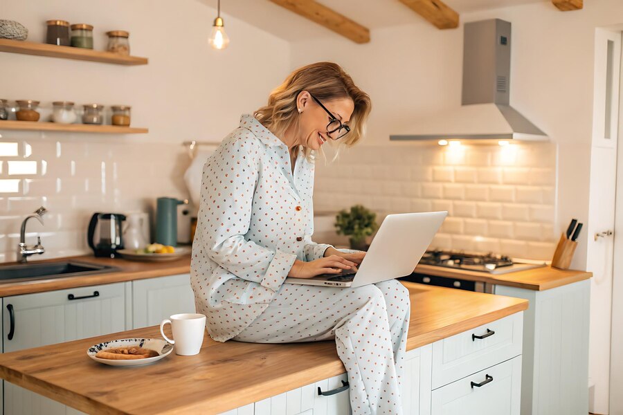 Horoskop za soboto, 4. januarja 2025, z luno v Ribah in vplivom Saturna, ki prinaša produktivne vibracije za vse horoskopske znake.