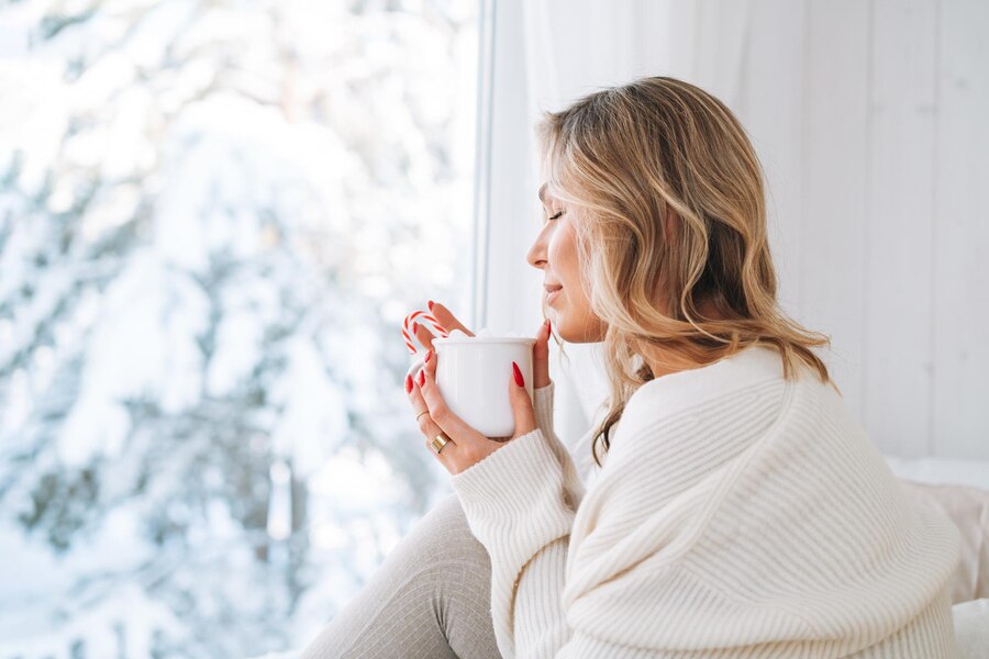 Zimska pokrajina s sneženimi drevesi, ki simbolizira počitek in regeneracijo v januarju po astrologiji.